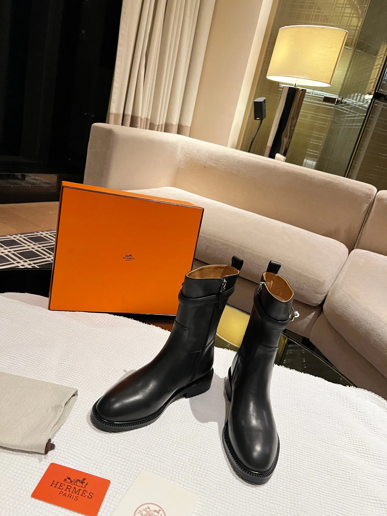 👟👟Ex-factory price 640👟👟 Top version Purchase the original 3D three-dimensional last leg craft boot shaft that does not deform in three dimensions H Home 2025 autumn and winter new HERMES Hermès classic long boots, naturally have unique craftsmanship and quality. The leather of this boot is all imported and customized, and the inner material is also imported custom cowhide. It is easy to wear, comfortable and looks good in everything. It is a must-have autumn and winter style, and the style lasts forever. It is a knight boot that will never go out of style no matter how you wear it. Upper: Imported original calfskin Lining: Imported cowhide lining Size: Female 35-39 (40 41 non-returnable and non-exchangeable)